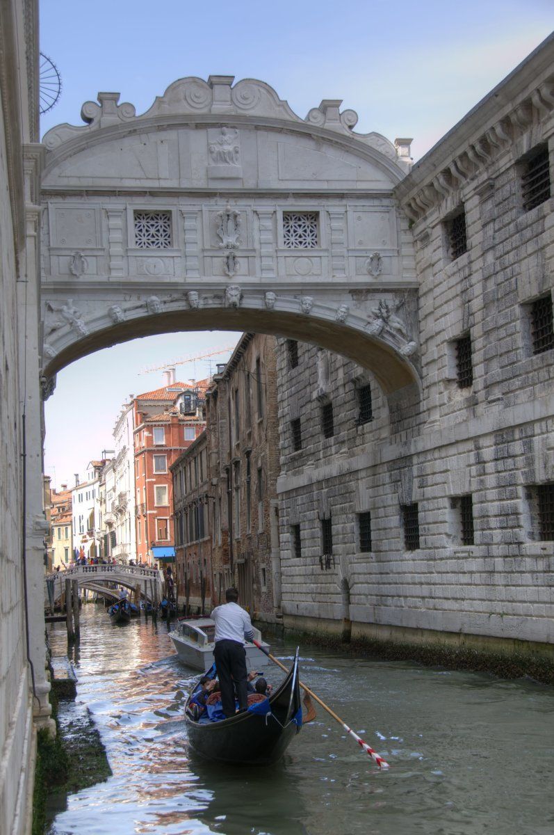 Gondola-Under-the-Bridge-of-Sighs-Venice