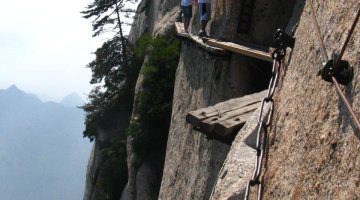 Walking the plank along Hua Shan mountain