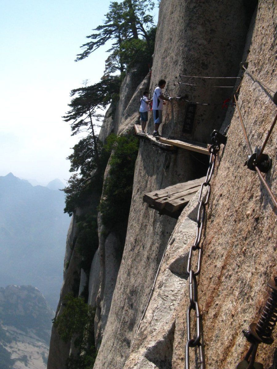 Walking the plank along Hua Shan mountain
