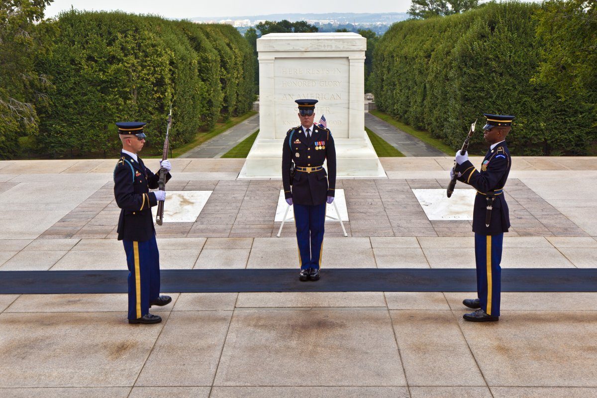 Changing the guard in the afternoon at the grave of the unknown soldier at the cemetery of Arlington. Jorg Hackemann - Shutterstock.com