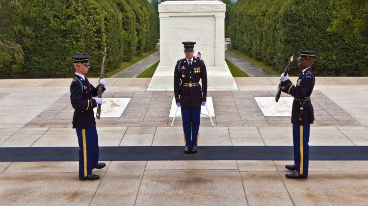 Changing the guard in the afternoon at the grave of the unknown soldier at the cemetery of Arlington. Jorg Hackemann - Shutterstock.com
