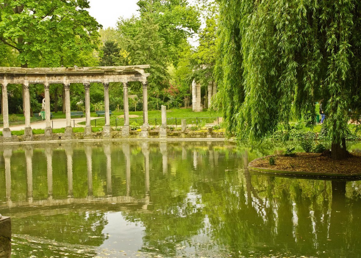 Park Manceau, one of the prettiest parks in Paris.
