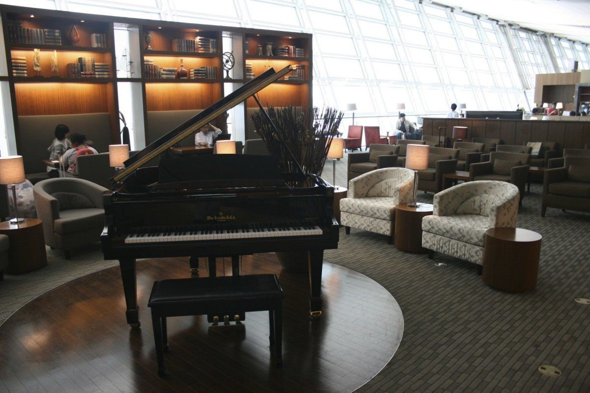 luxurious airport lounge perks