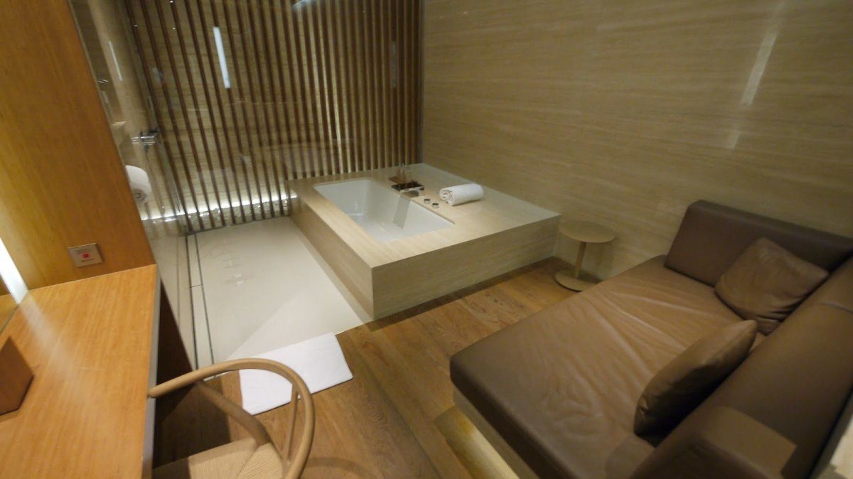 luxurious airport lounge perks