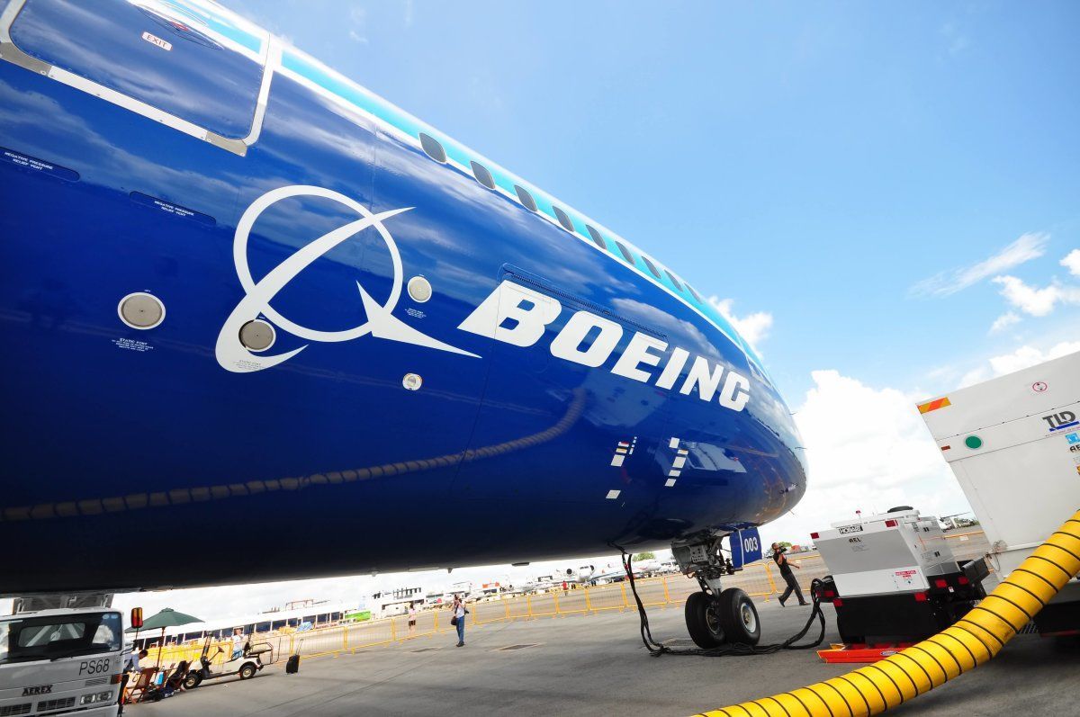 Airplane Boeing 787 Dreamliner At Singapore Airshow