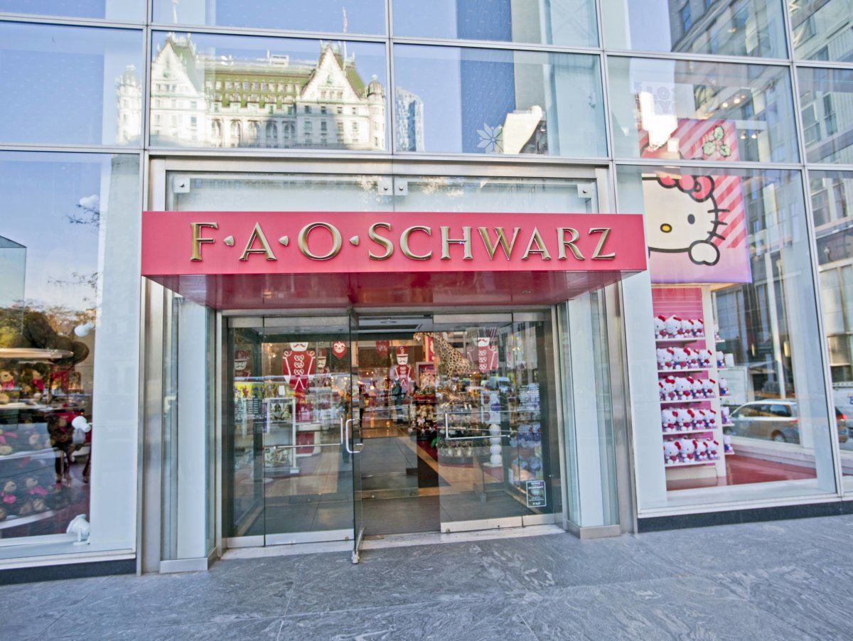 New York, Fao Schwarz Toy Store Exterior On 5th Avenue