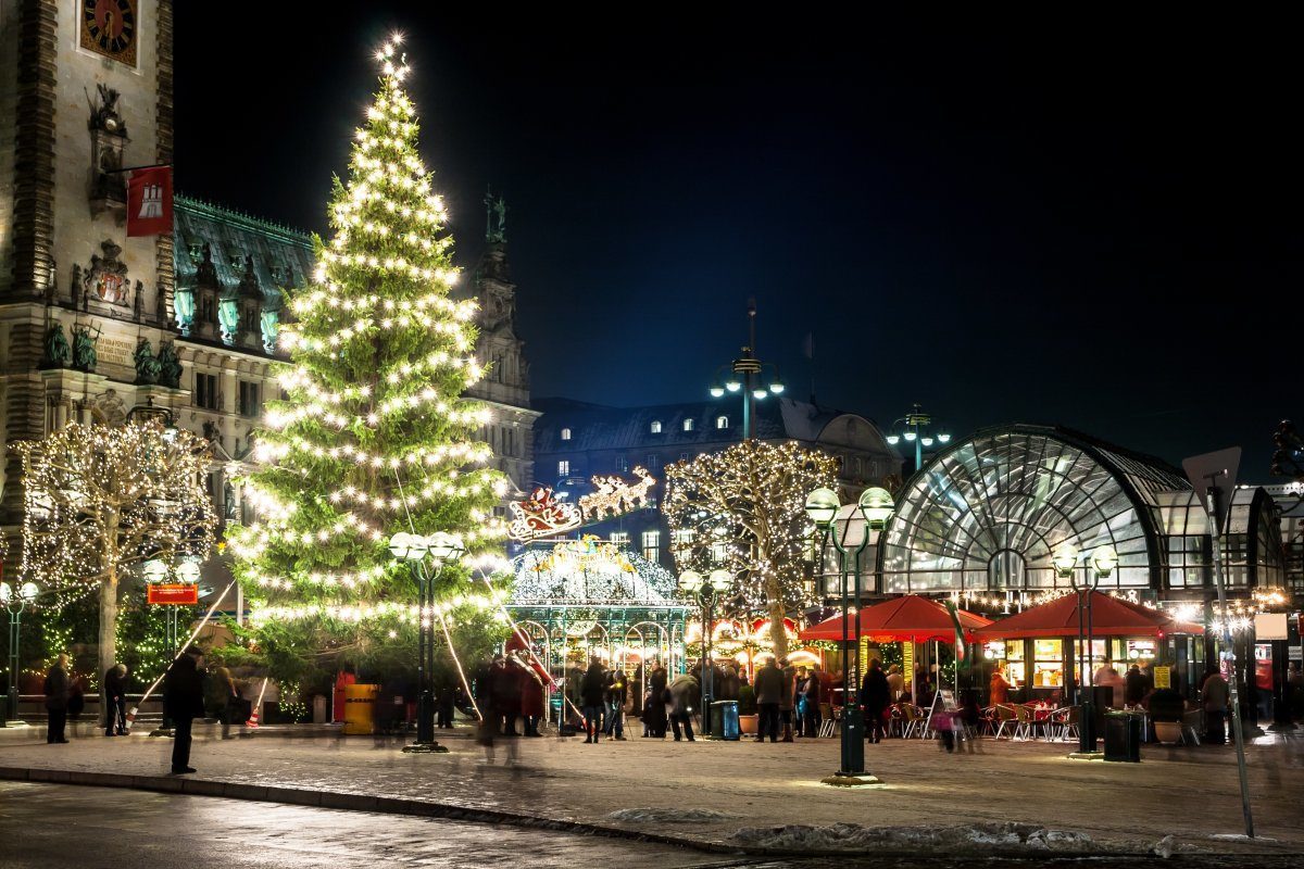 Beautiful Illuminations In Hamburg At Christmas Week. Weihnachtsmarkt