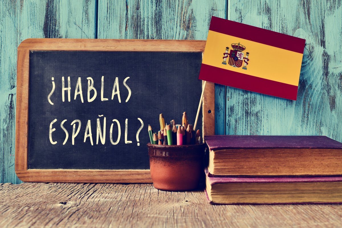 A Chalkboard saying Hablas Espanol?