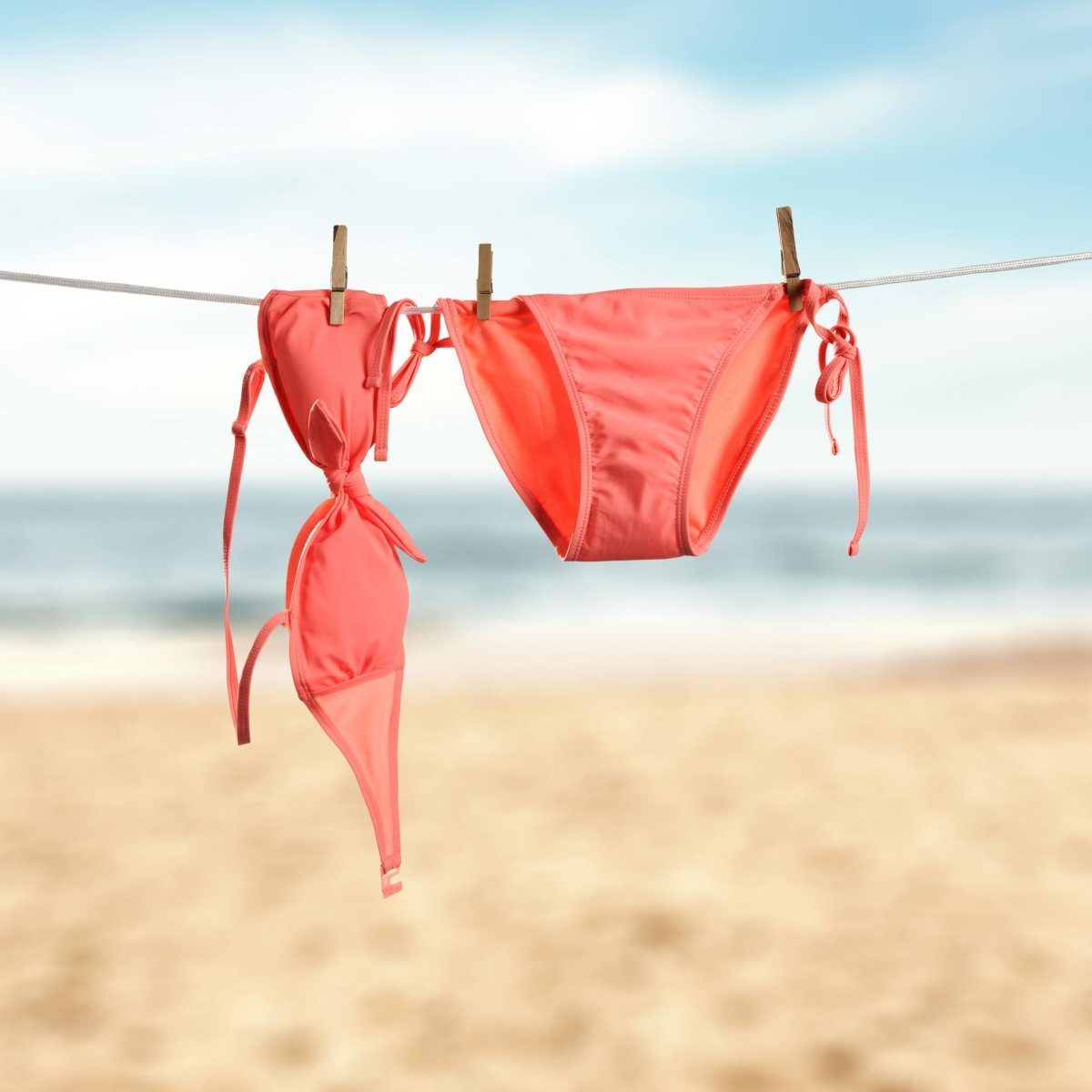 [Red Bikini On Rope]