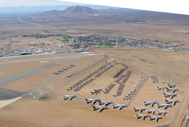Mojave air and space port planes
