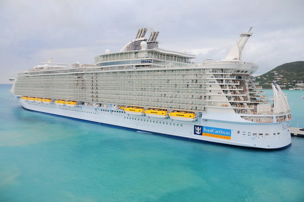 Philipsburg, St. Maarten Jan 14, 2011: Royal Caribbean, Allure Of The Seas Docked. It'S The Largest Passenger Ship Ever Built, Just 2.0 In. Longer The Oasis Of The Seas