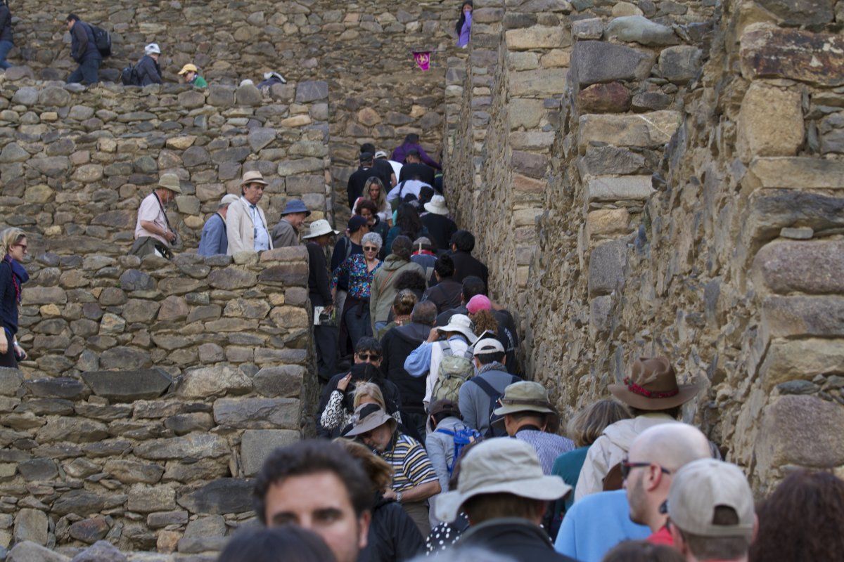 crowded Machu Picchu