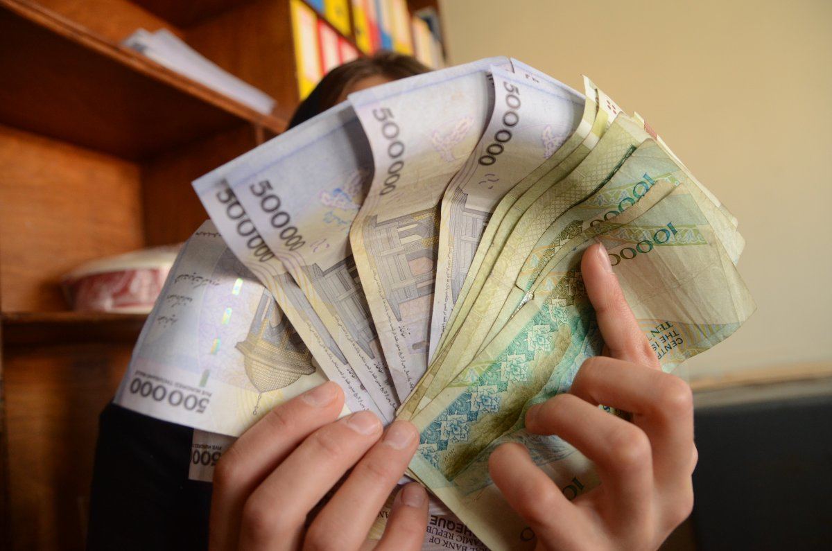 Iranian Money Covering Face