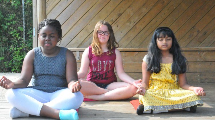 kids meditate