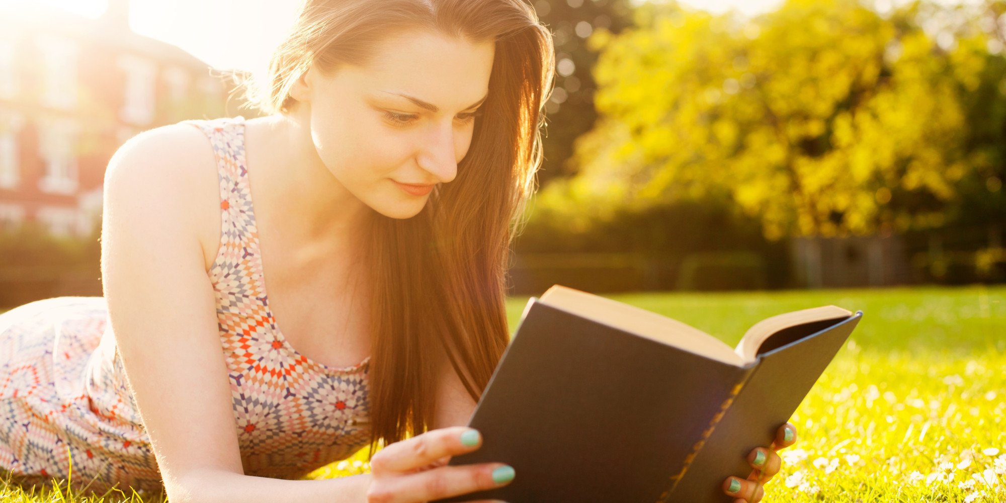 She s reading now. Книга человек. Фотографии для описания. Картинки с людьми для описания. Картинки для описания с одним человеком.