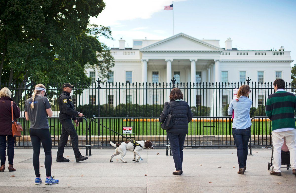 white house sidewalk