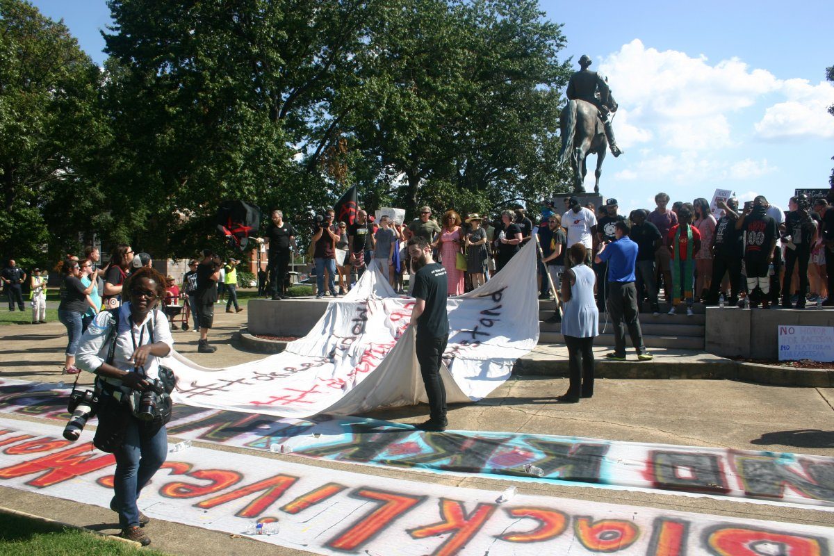 Memphis Aug 19 Protesters Prepare Drape