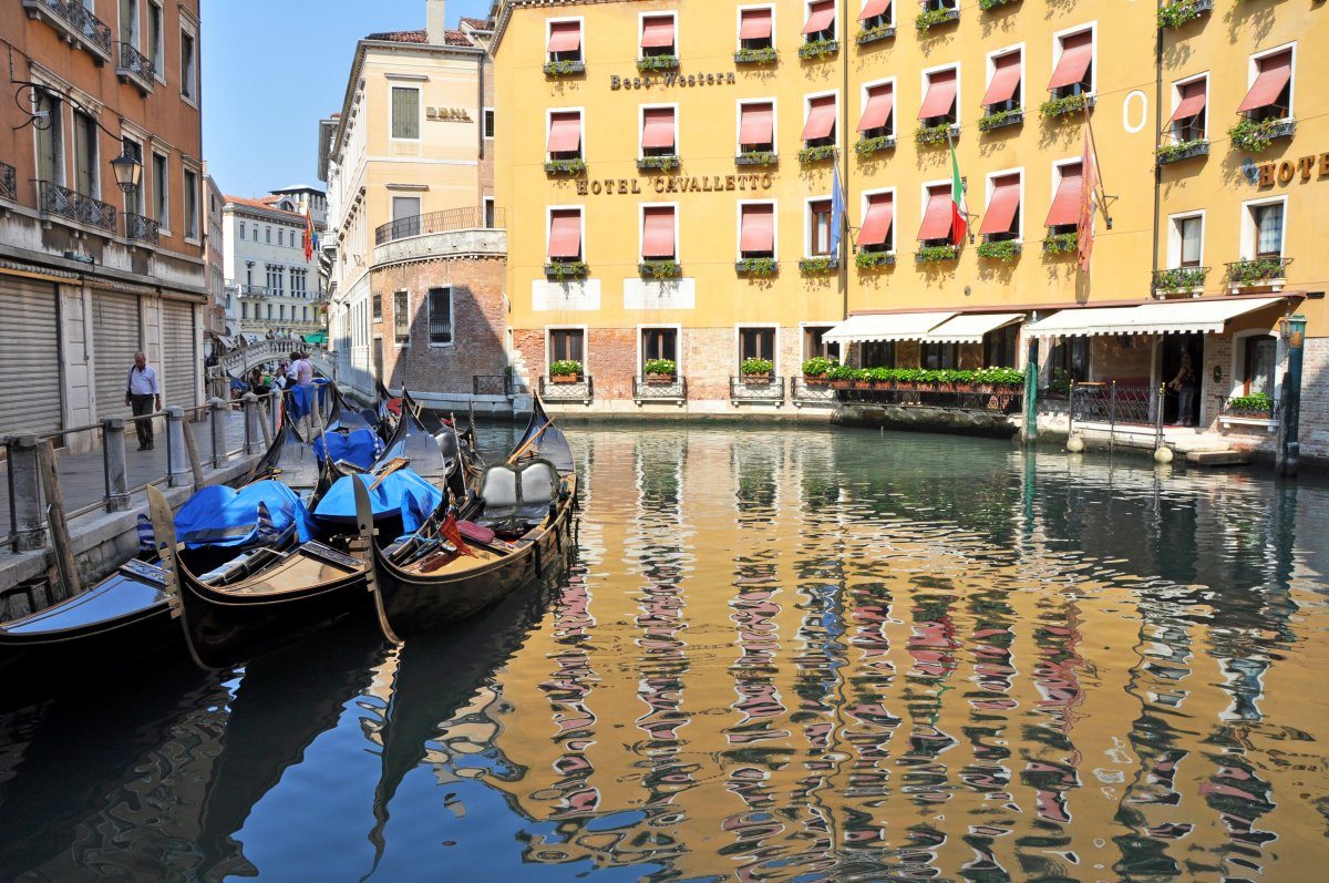 Venice Sept 28 Tourists Wait Gondoliers