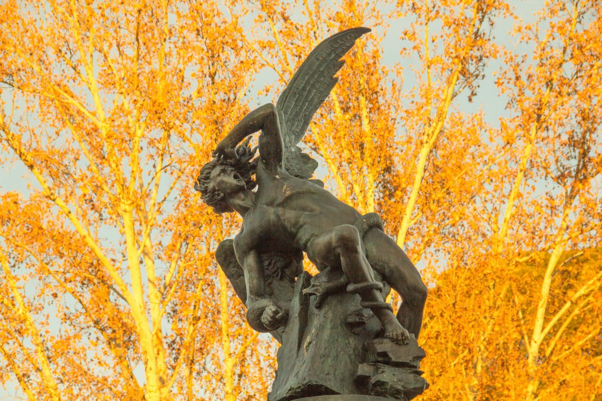Fuente Del Fountain Fallen Angel Statue