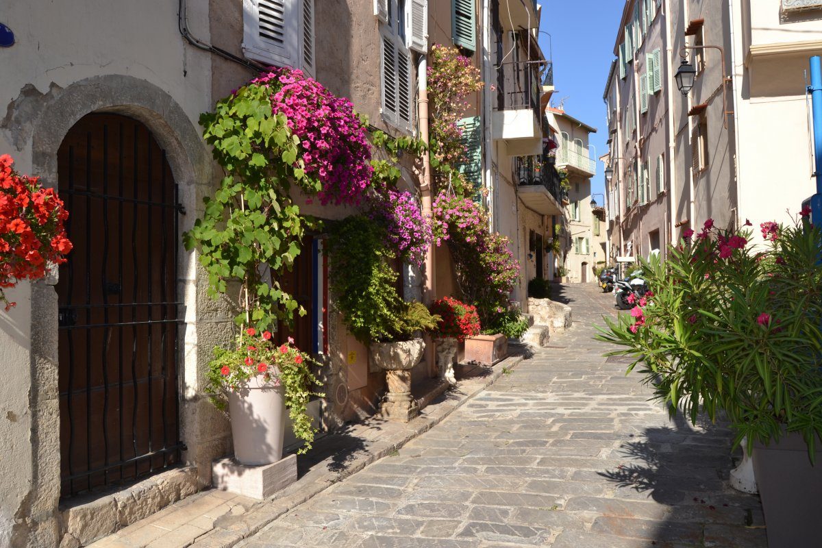 A street of the district Le Suquet.