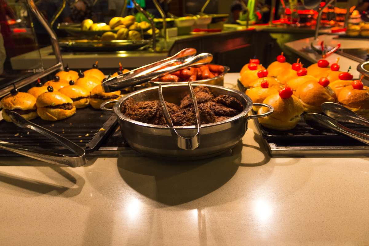 cruise ship dining room buffet